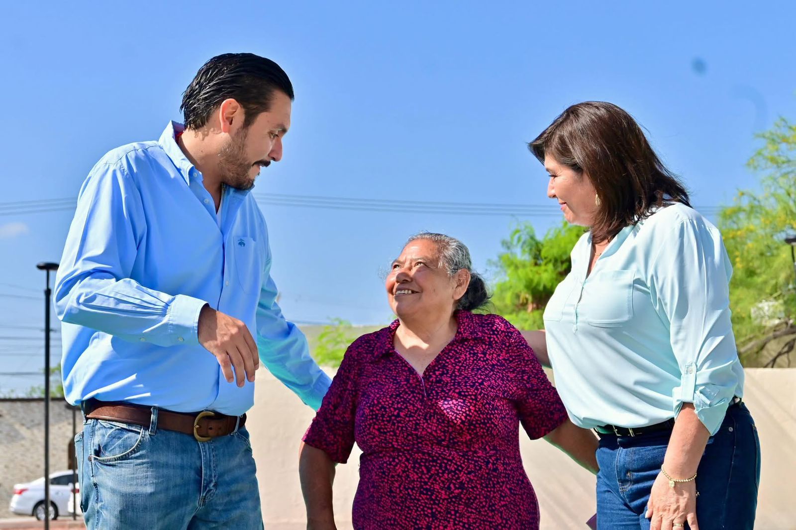 Cumple Carlos Villarreal a familias de Praderas