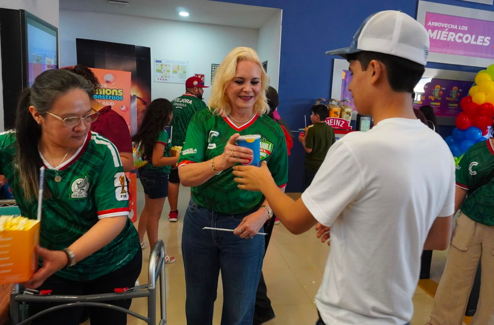 Celebran en Múzquiz aficionados el triunfo de México en Cinépolis