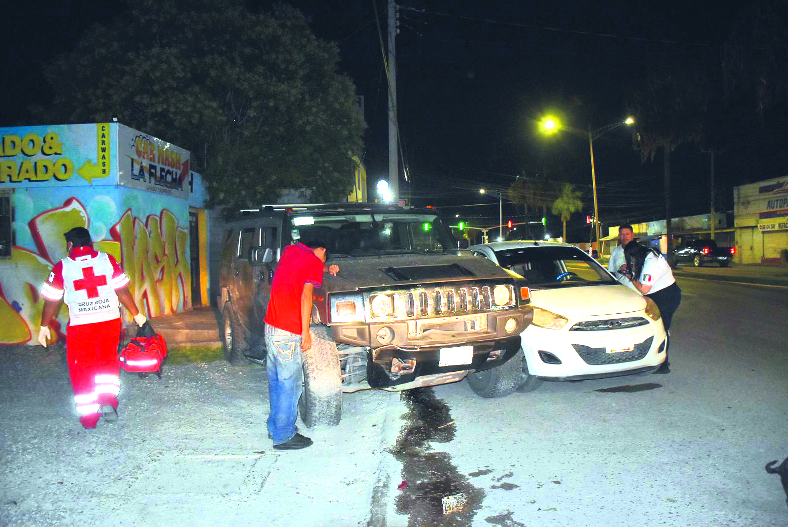 Chocan Hummer y auto; fuertes daños y un herido