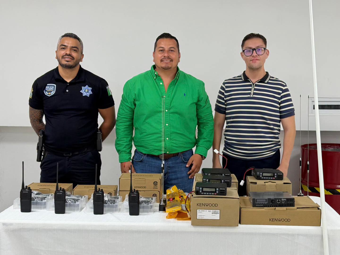 Entregan equipos de radio a agentes de SB