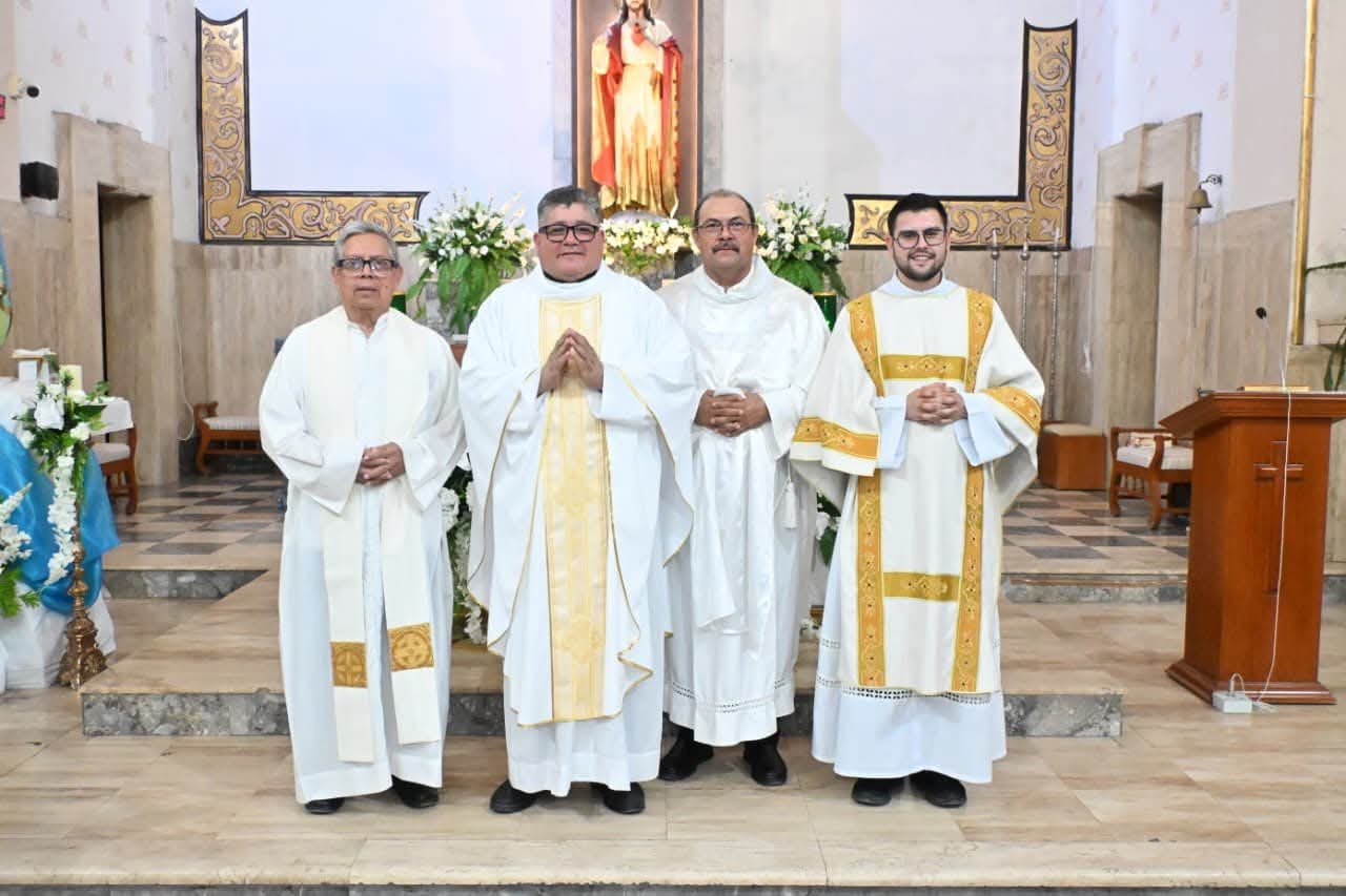 Celebran al Párroco Sandoval por 23 años