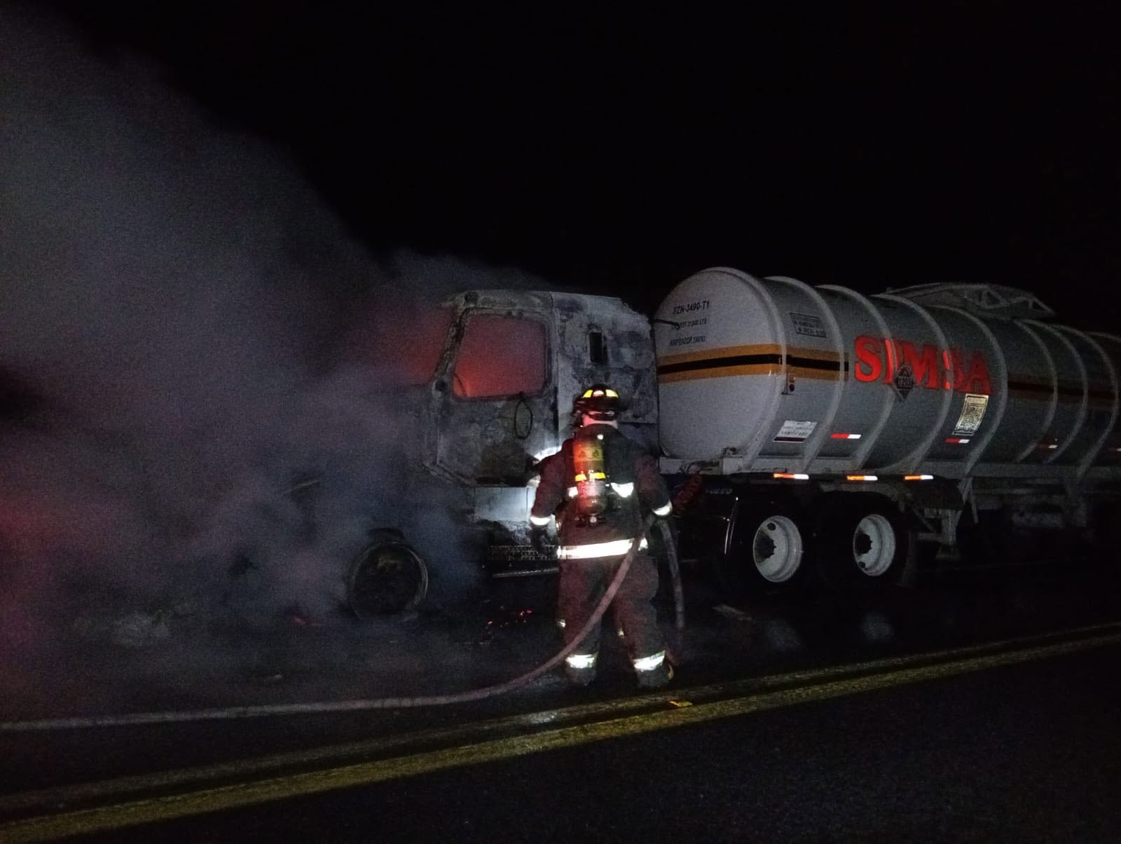 ARDE EN RAMOS PIPA CON 63 MIL LITROS DE GASOLINA