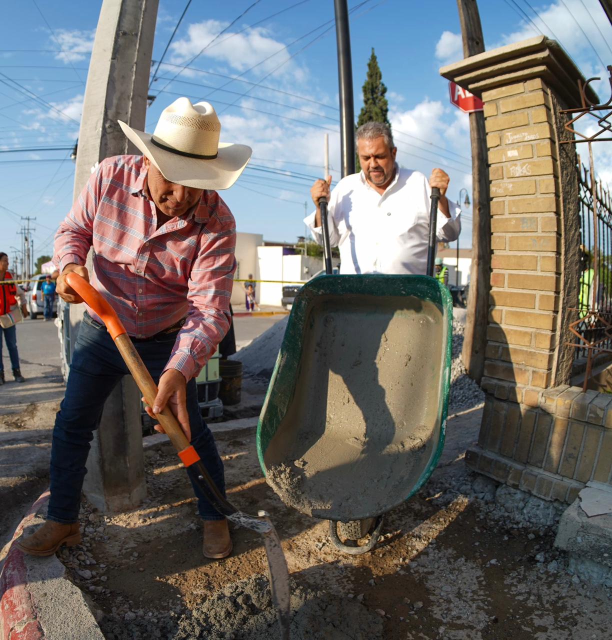 Avanza la construcción de banquetas en Ramos