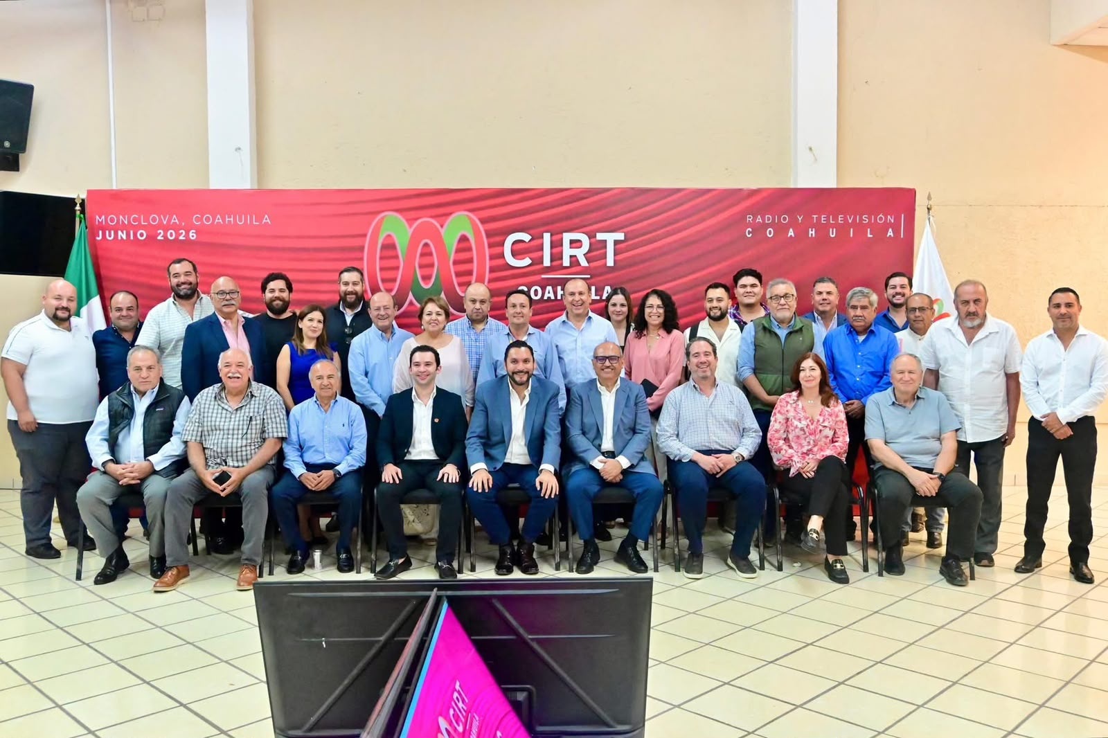 Estrecha alcalde vínculos con la radio y la televisión