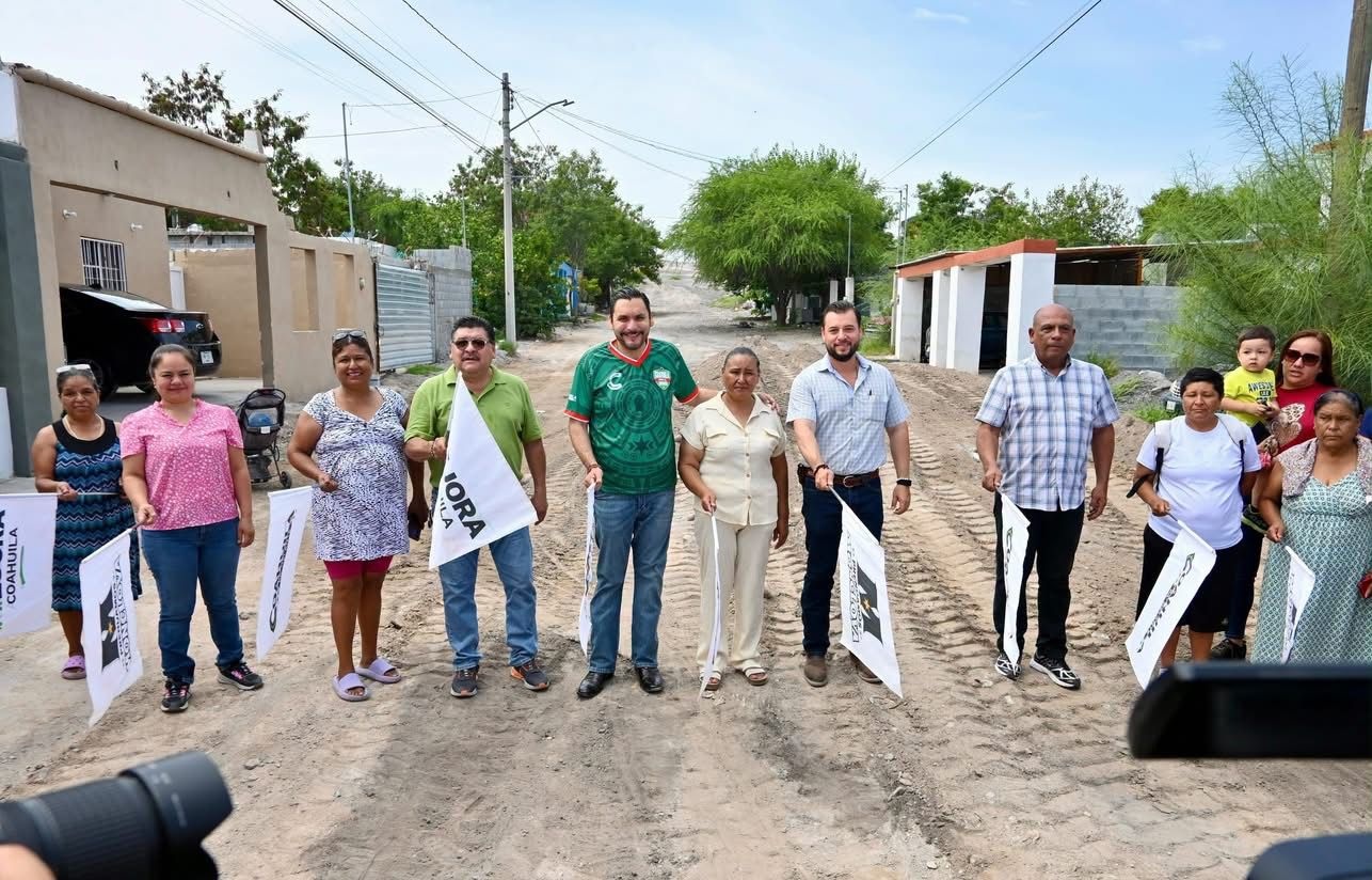Avanza Carlos a paso firme la pavimentación de calles