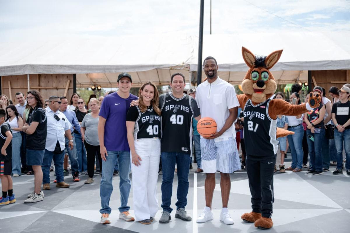 INAUGURAN DOS PLAZAS SPURS, LULY, JAVIER Y HARRISON BARNES