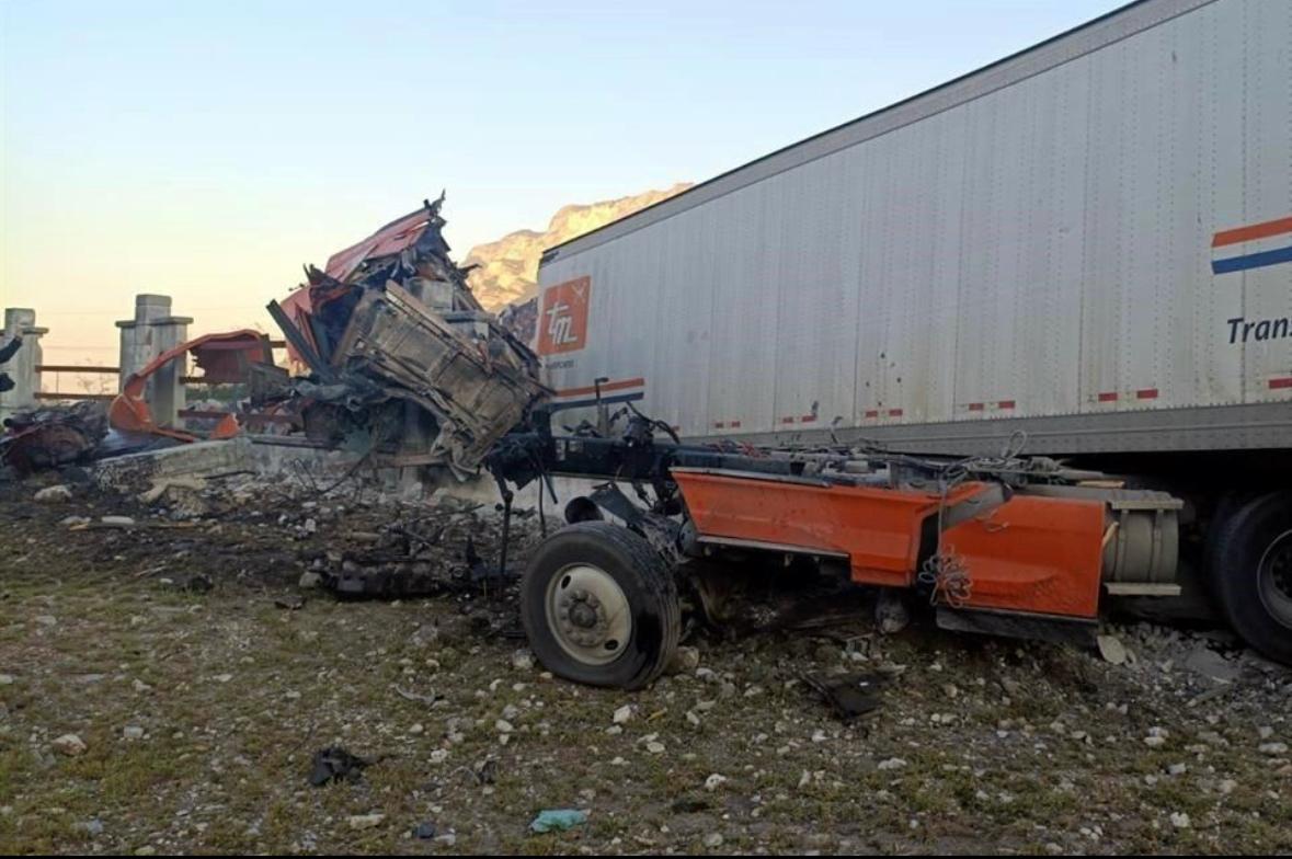 Muere prensado en choque con tráiler