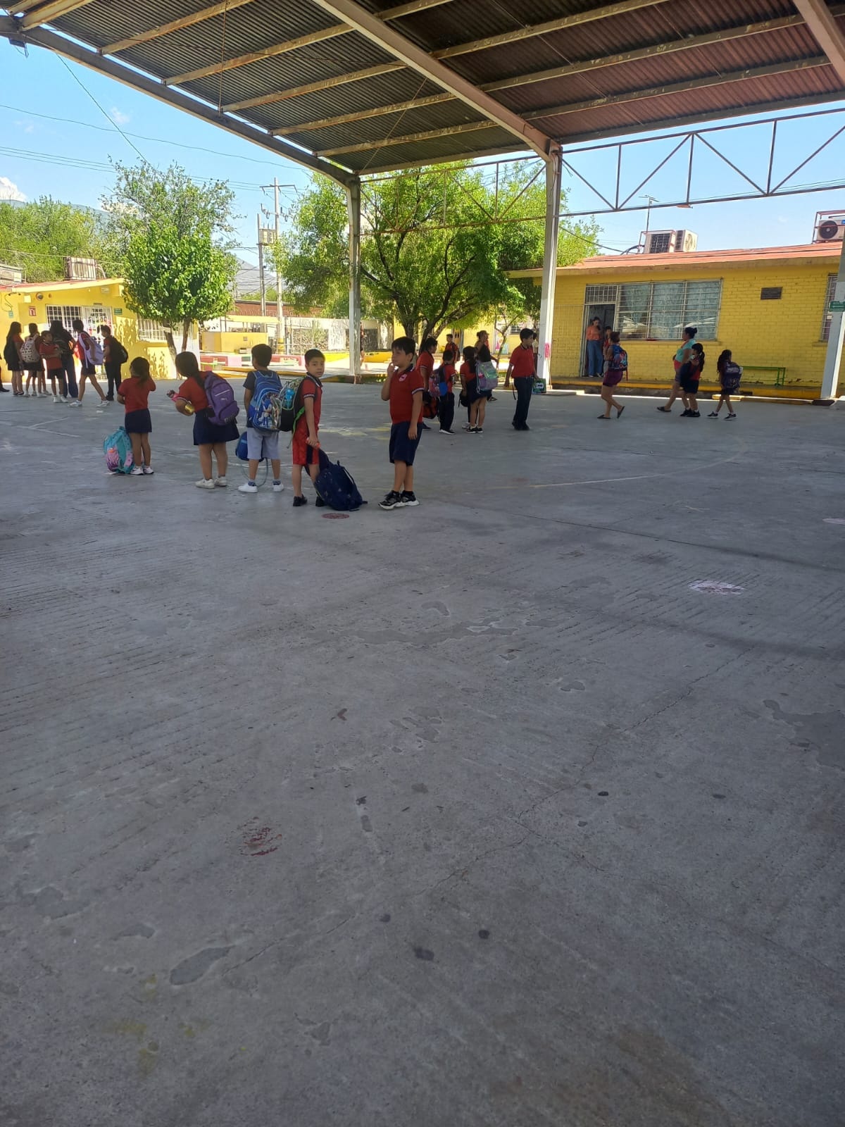 Se quedan miles sin clases por marcha