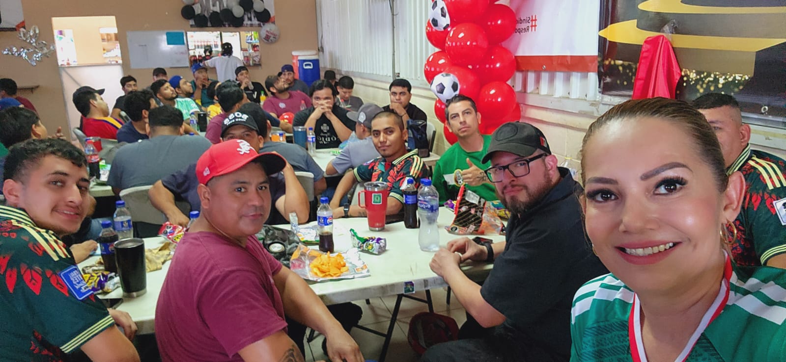 Disfrutan trabajadores del partido de México
