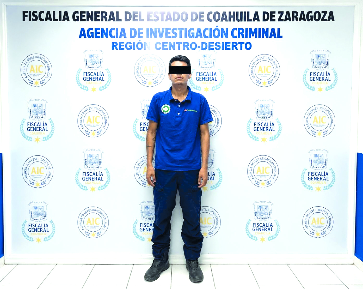Tira socorrista a su hijo al contenedor