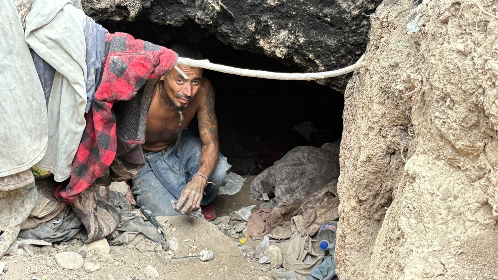 Habita monclovense en un refugio subterráneo