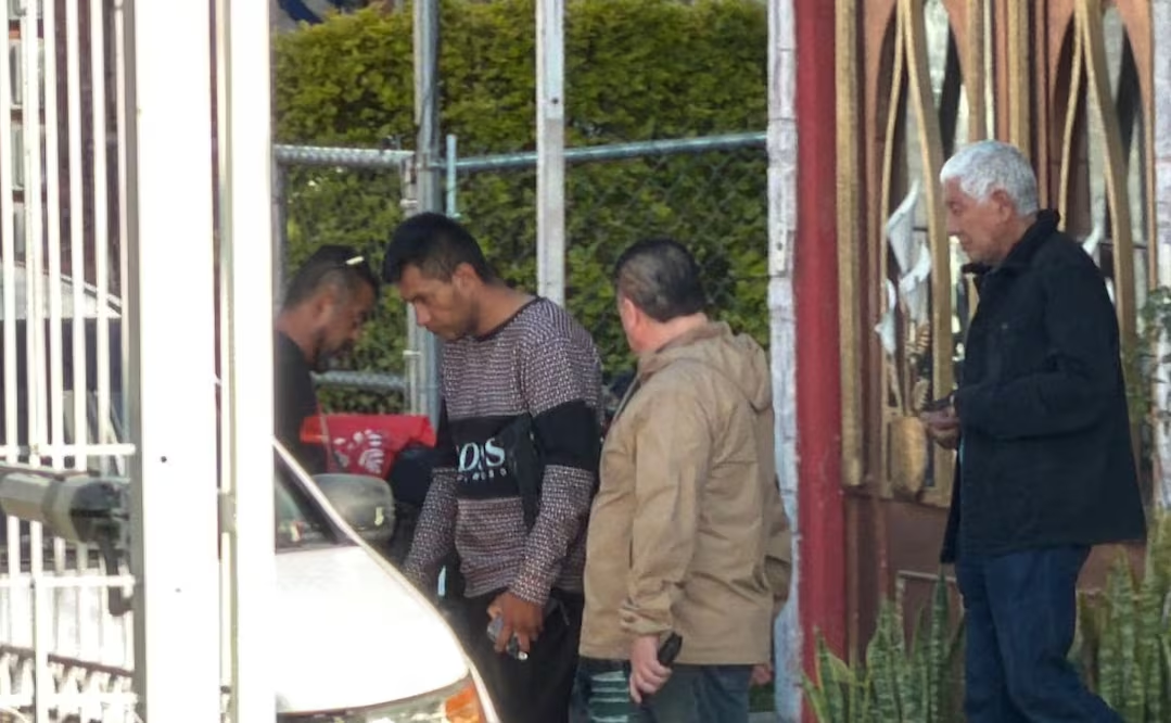 Tras 20 horas atrincherado con seis rehenes, hombre sale de vivienda en Tecámac; se sube a camioneta de centro de rehabilitación