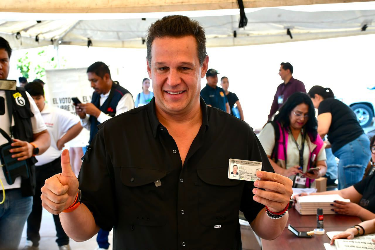 Hugo Dávila emite su voto y llama a la ciudadanía a participar en la jornada electoral