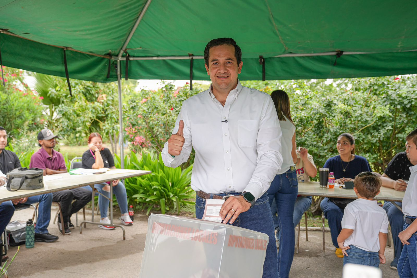 MEMO RUIZ EJERCE SU DERECHO AL VOTO ACOMPAÑADO DE SU FAMILIA Y LLAMA A LA CIUDADANÍA A PARTICIPAR EN LA JORNADA ELECTORAL