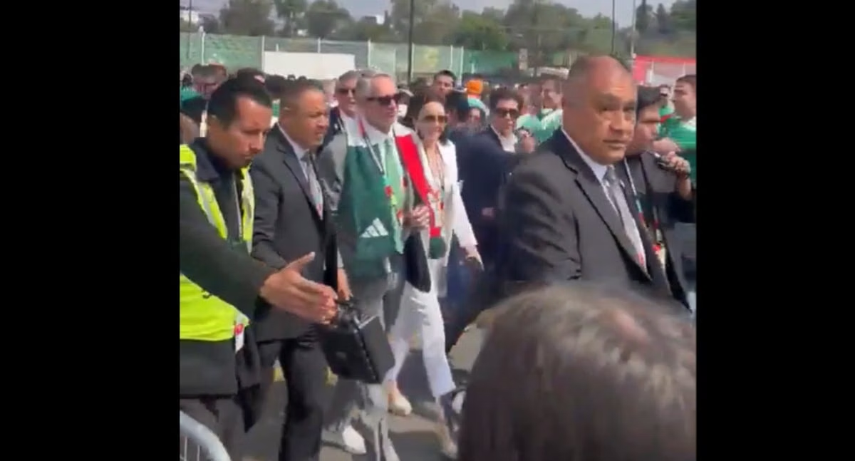Ricardo Salinas Pliego desata reacciones al llegar al Estadio Azteca para el Mundial 2026