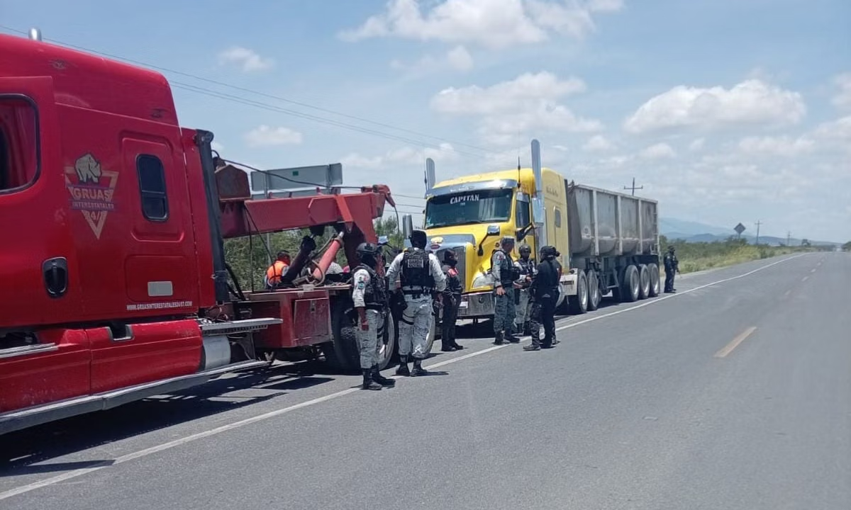 Acusan a policías de NL de usar retén para extorsionar a transportistas