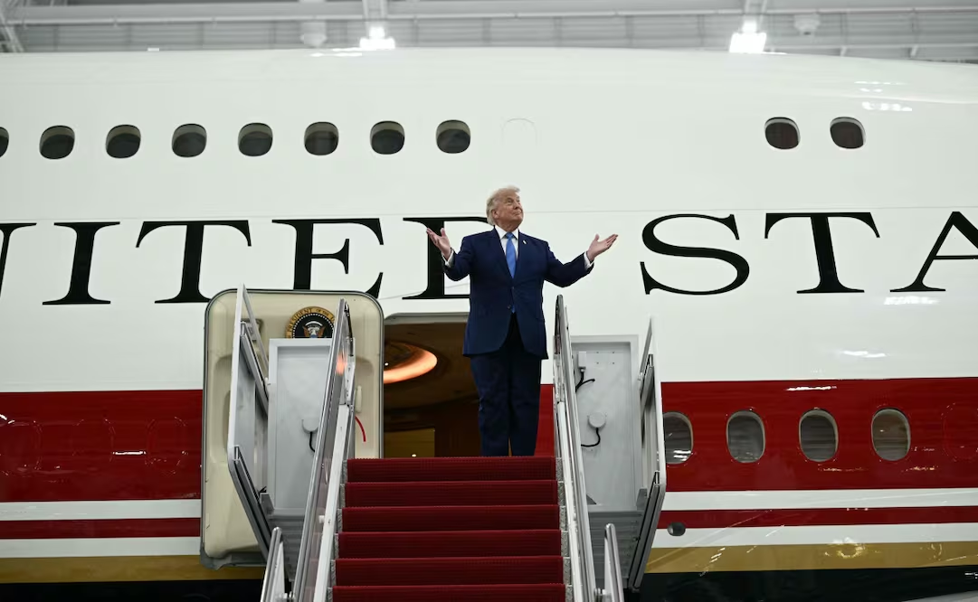 Trump presenta el nuevo Air Force One; avión es valuado de 400 mdd y fue donado por Qatar