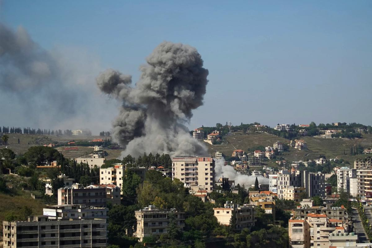 Israel lanza nuevos bombardeos en Líbano pese al alto el fuego; van más de 4 mil m*ertos