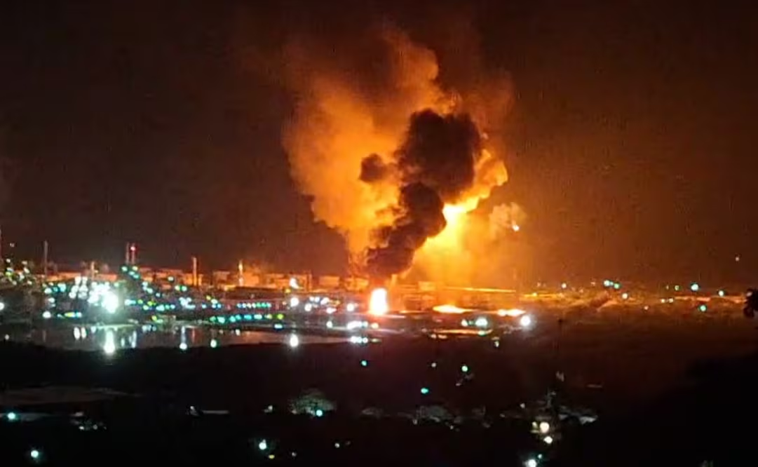 Falla en refinería de Salina Cruz genera columnas de humo; incidente activa quemadores durante tres horas
