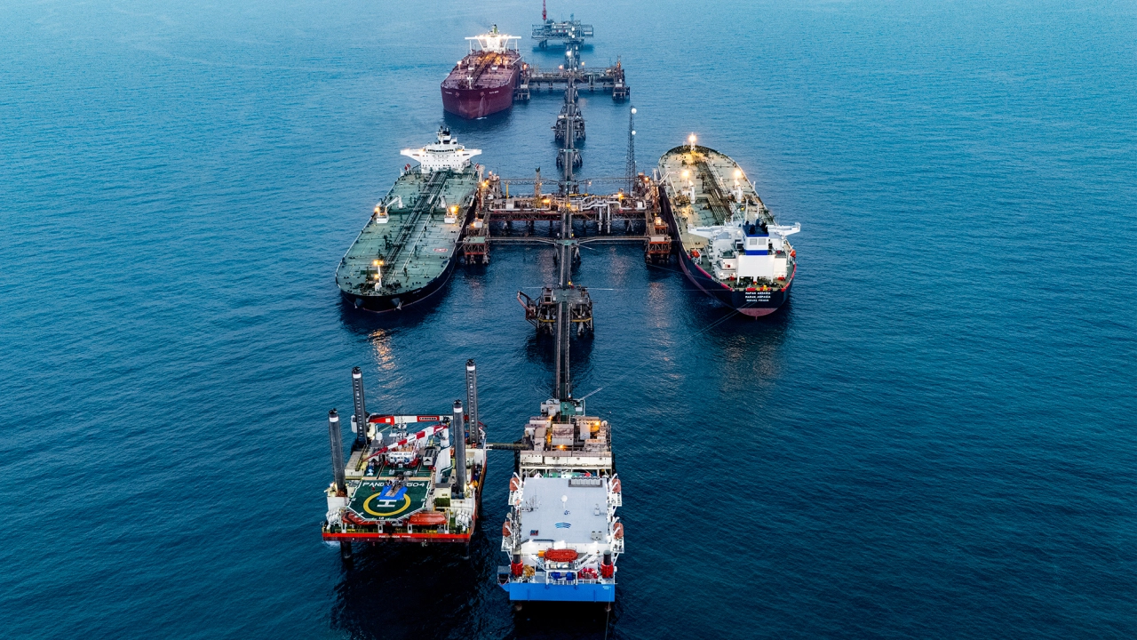 Estados Unidos suspende temporalmente sanciones al petróleo de Irán