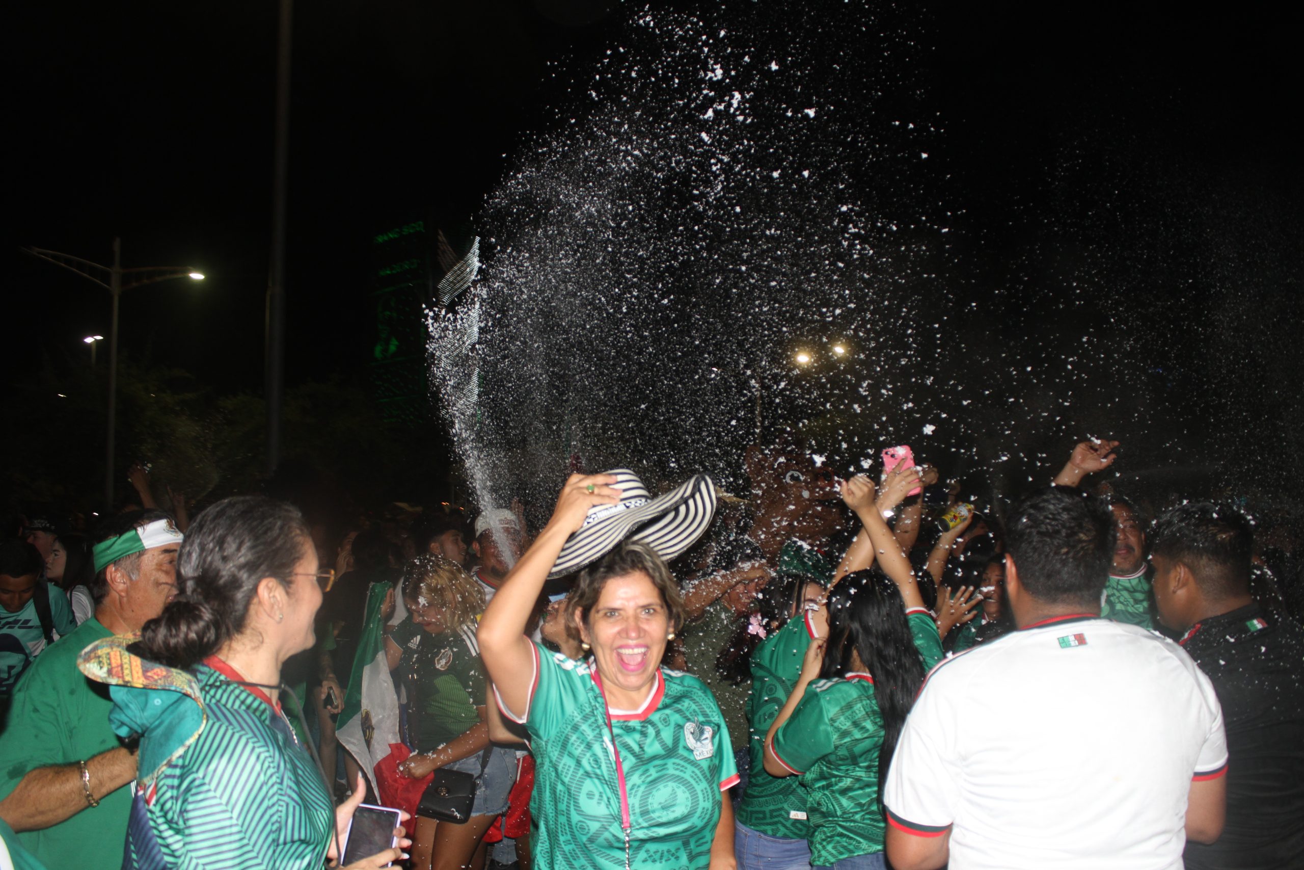 Desata triunfo de México la locura en Bulevar Pape