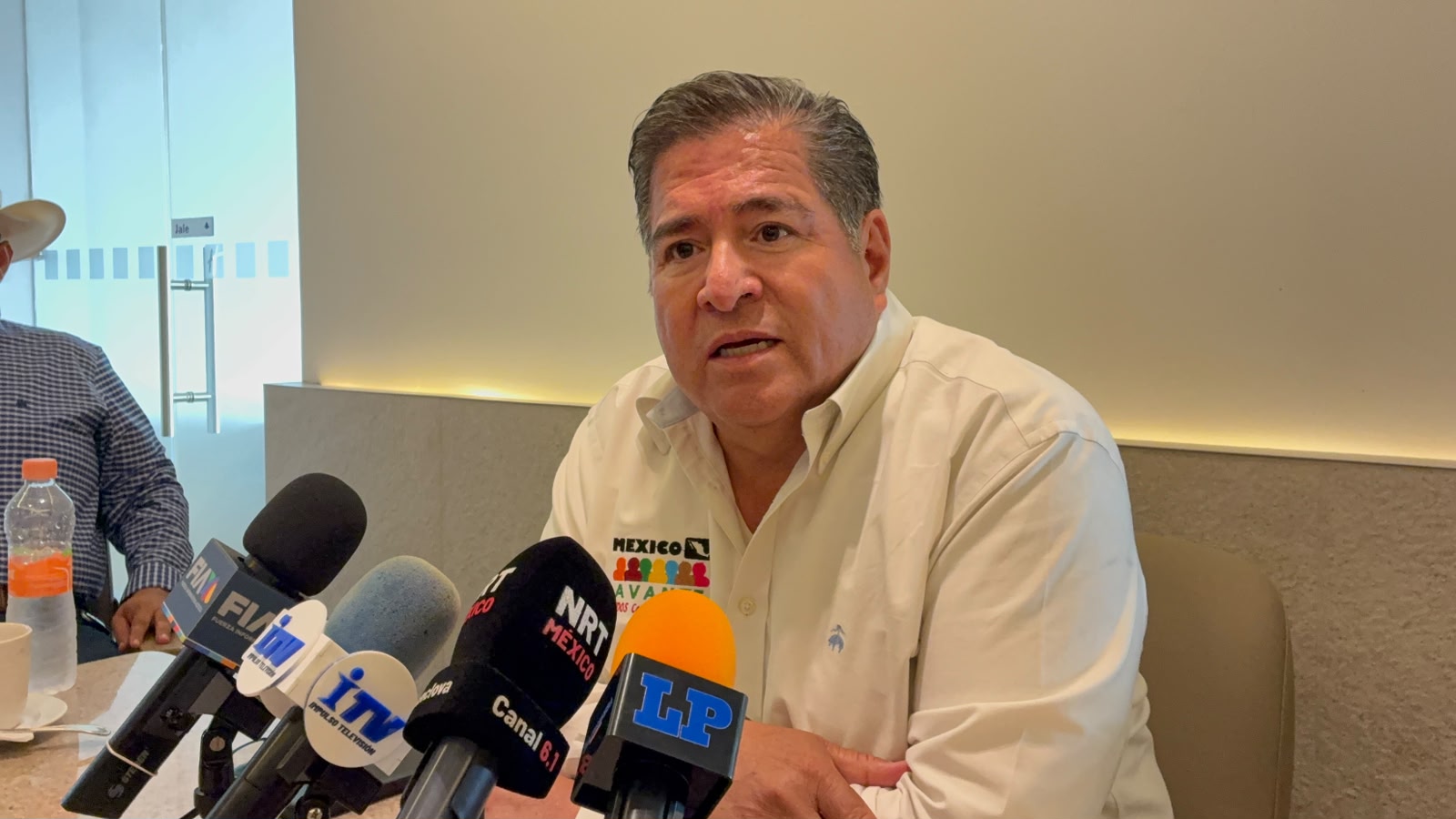 Exige suplente ocupar curul por ausencias de Tony Flores