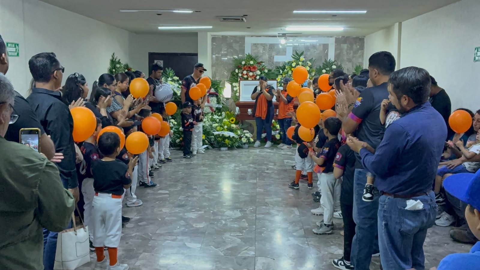 Entre dolor y llanto niños despiden al coach Toño
