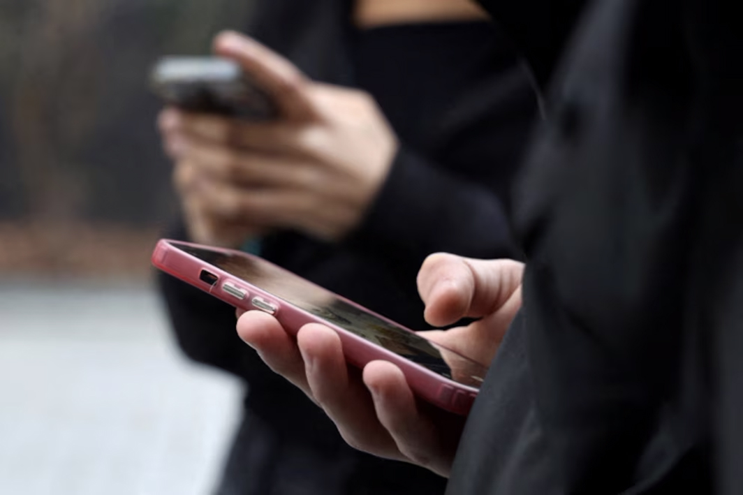 Prohíbe Francia uso de redes sociales a menores de 15 años