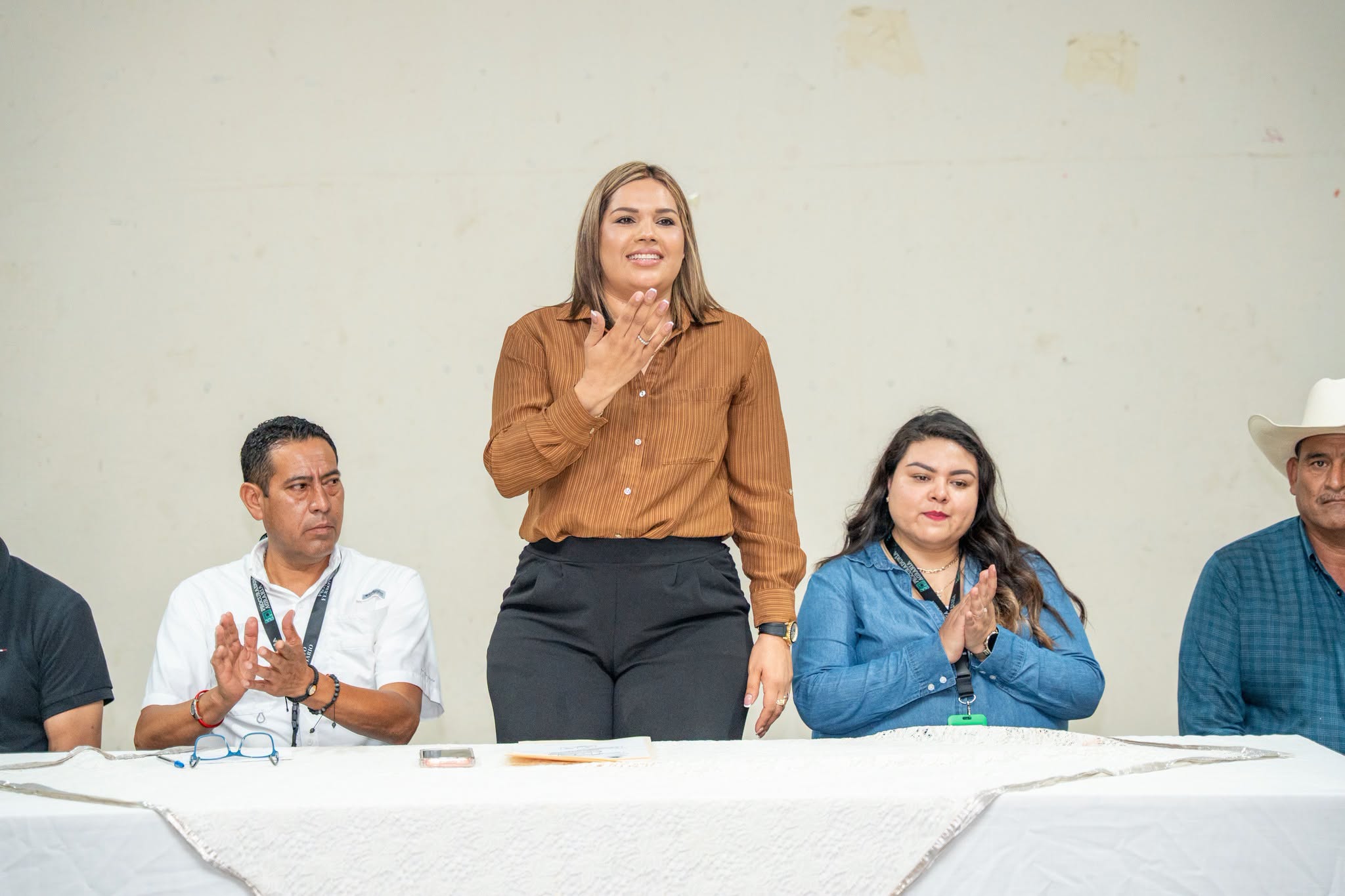 Castaños acerca servicios a productores rurales