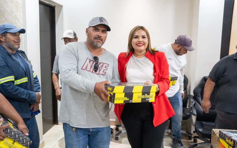 Entregan uniformes a empleados del SIMAS