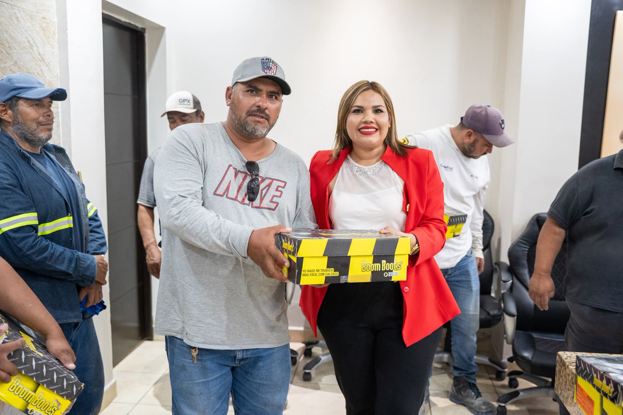 Entregan uniformes a empleados del SIMAS