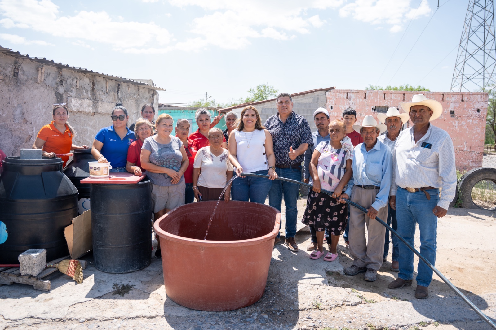 Lleva Yesica agua afamilias de los ejidos