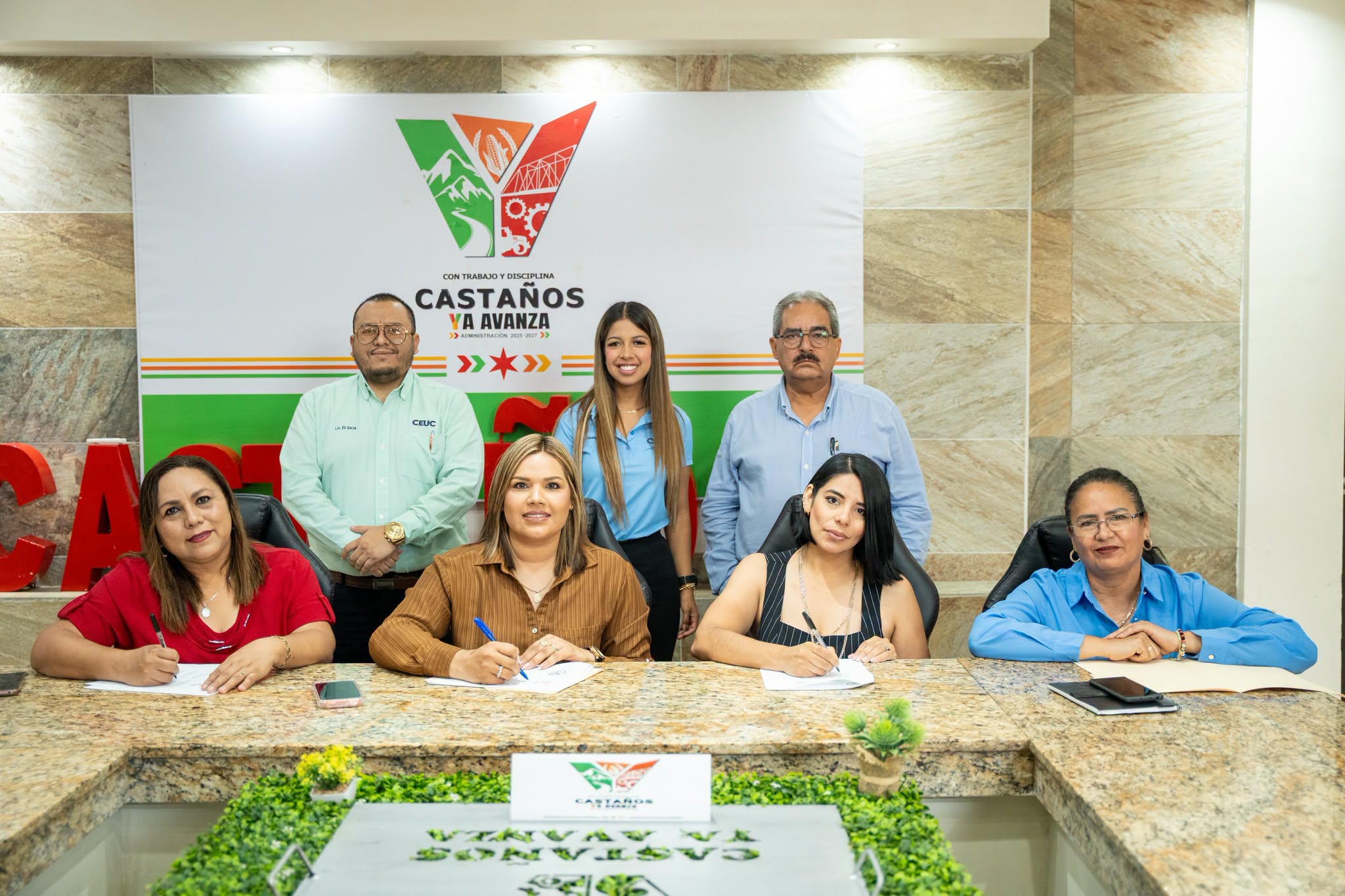 Castaños firma convenio con una universidad local