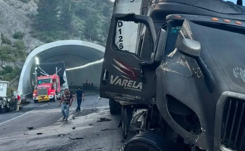 Choque múltiple en Arteaga; muere uno