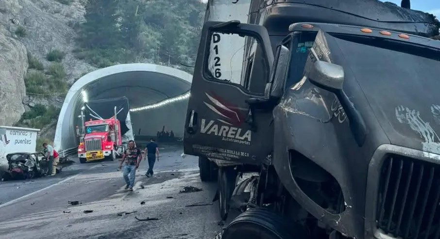 Choque múltiple en Arteaga; muere uno