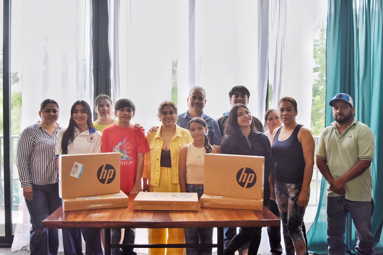 Alcalde entrega laptops a estudiantes destacados