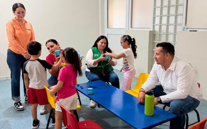 Javier y Niria visitan los cursos de verano del DIF
