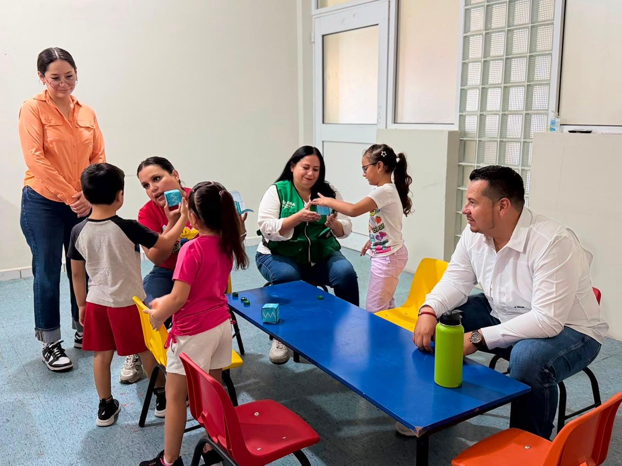 Javier y Niria visitan los cursos de verano del DIF