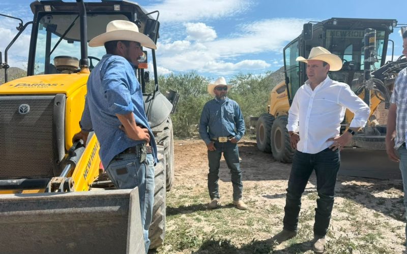 Lleva Fernando obras de agua y caminos a ejidos