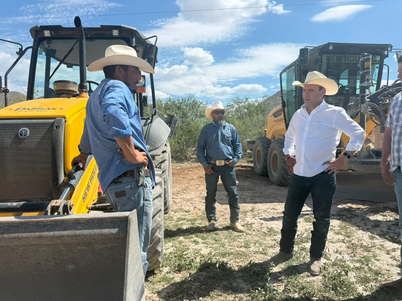 Lleva Fernando obras de agua y caminos a ejidos