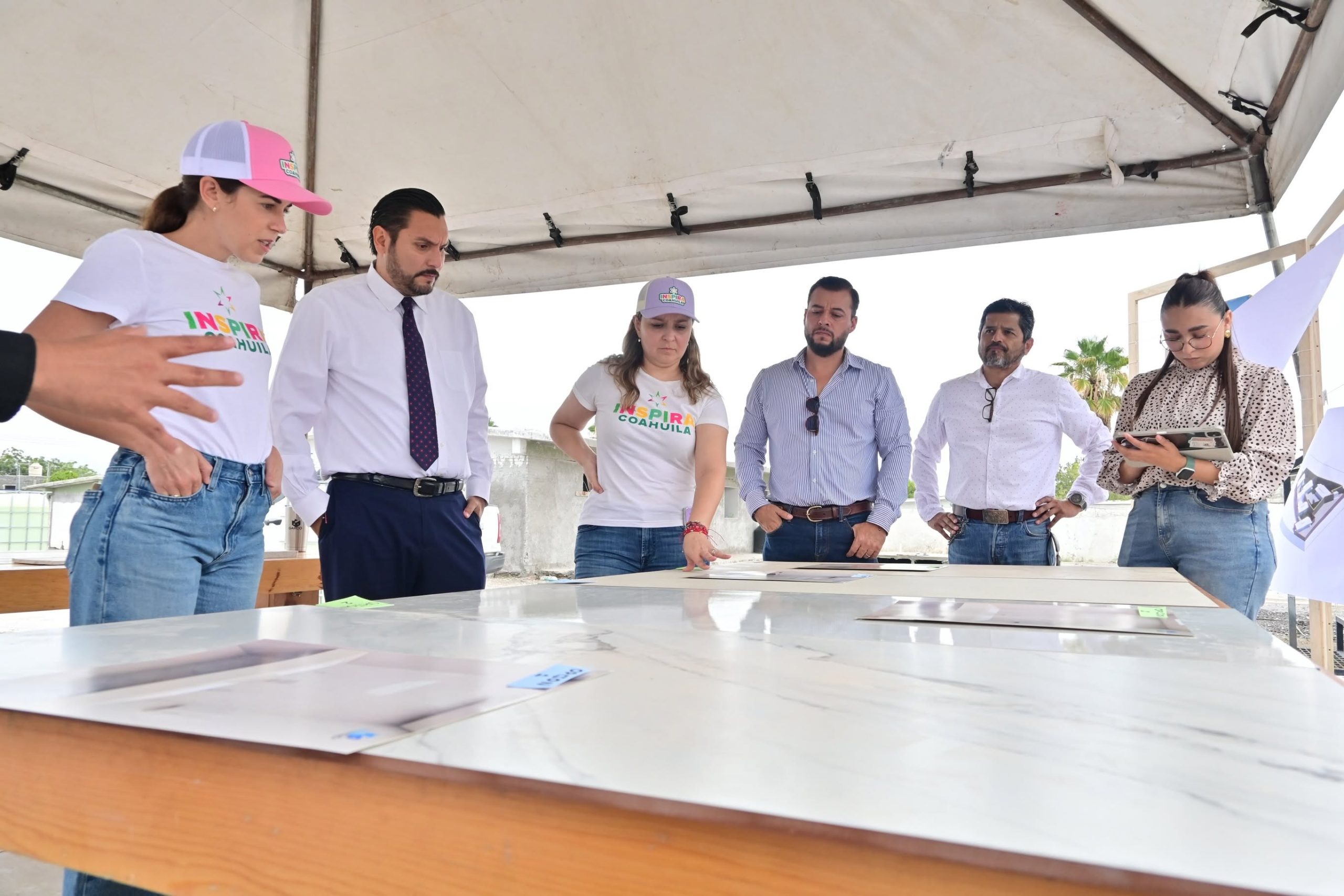 Supervisan Carlos y Paola construcción del CESAME