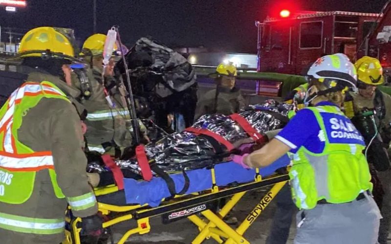 Muere joven tras chocar, quedar prensado e incendiarse su auto