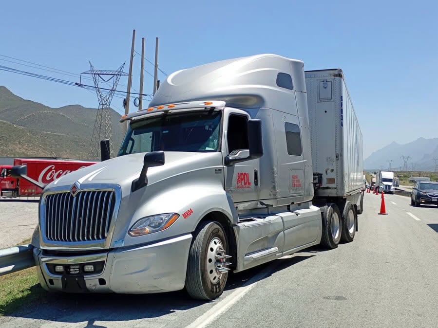 Mata infarto a chofer; pudo orillar el tráiler