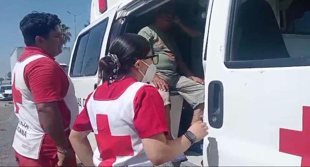 Impacta adulto mayor contra camión en la 57
