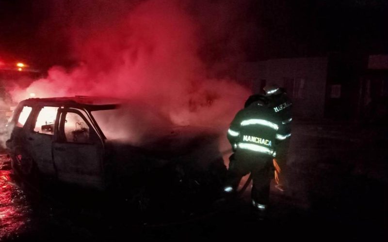 Arde camioneta por una falla mecánica