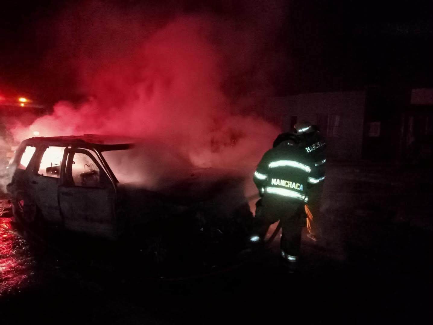 Arde camioneta por una falla mecánica