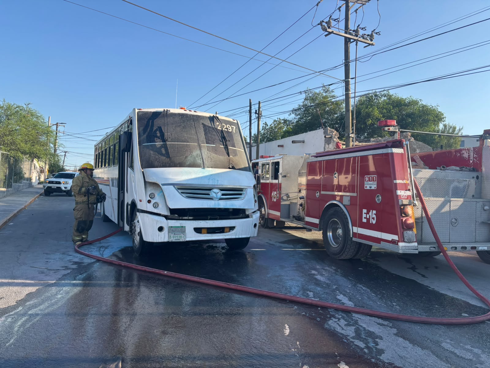 Salva conductor a 30 trabajadores