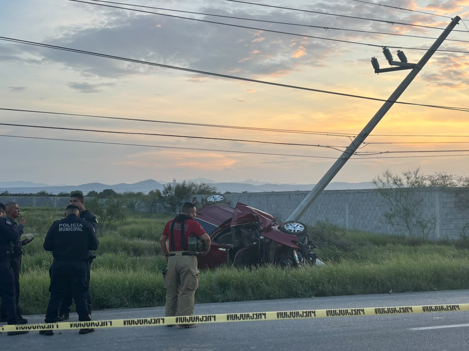 Muere conductor al chocar contra poste