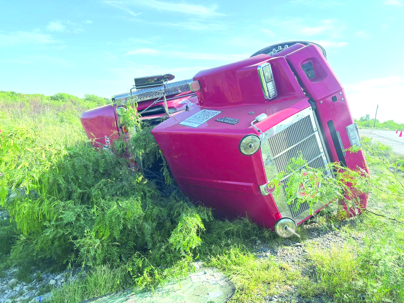 Se duerme al volante y vuelca tractocamión