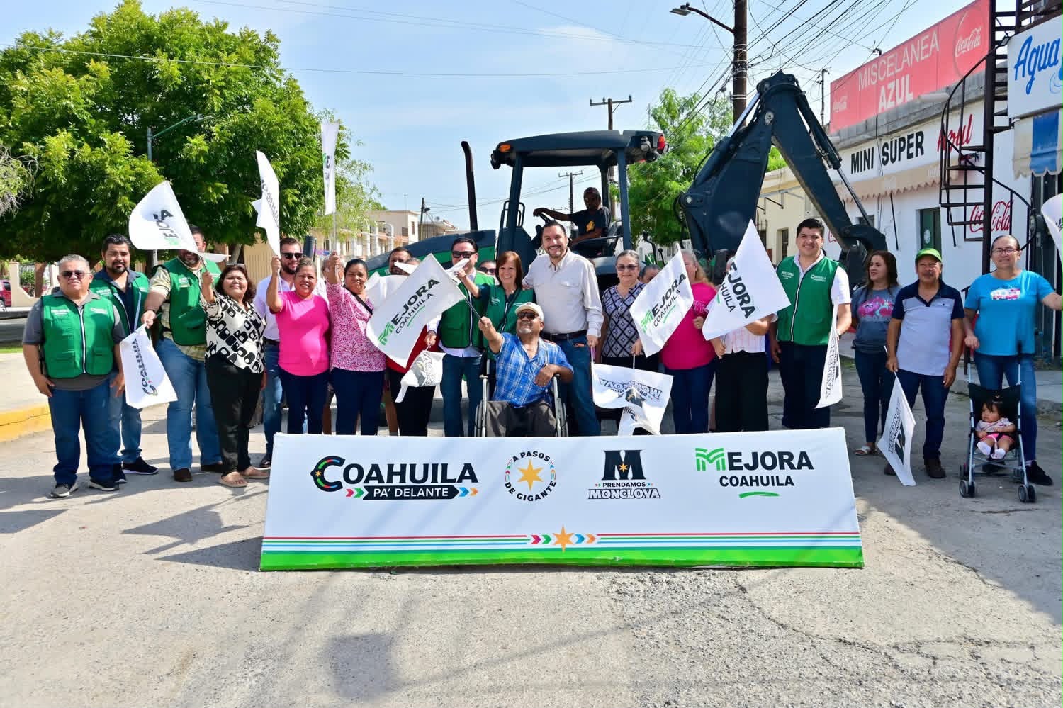 Cumple Carlos Villarreal con vecinos de Estancias